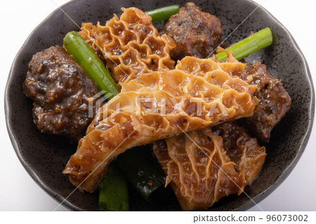 Honeysuckle and Beef Sagari with Black Pepper Sauce Honeysuckle and Beef Sagari with Black Pepper Sauce 96073002