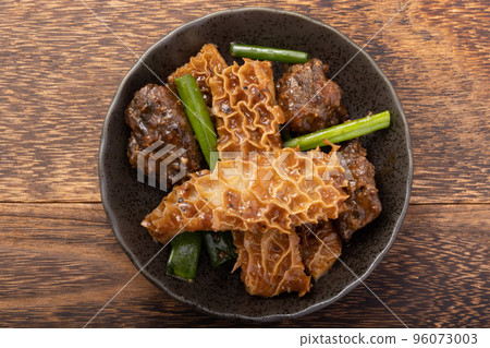 Honeysuckle and Beef Sagari with Black Pepper Sauce Honeysuckle and Beef Sagari with Black Pepper Sauce 96073003