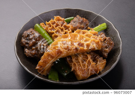 Honeysuckle and Beef Sagari with Black Pepper Sauce Honeysuckle and Beef Sagari with Black Pepper Sauce 96073007