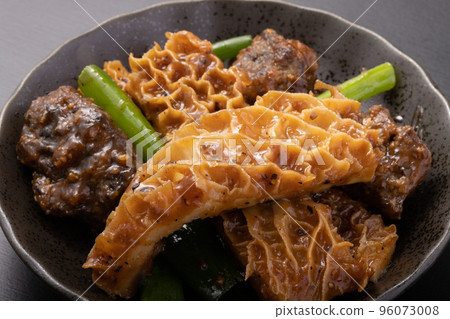 Honeysuckle and Beef Sagari with Black Pepper Sauce Honeysuckle and Beef Sagari with Black Pepper Sauce 96073008