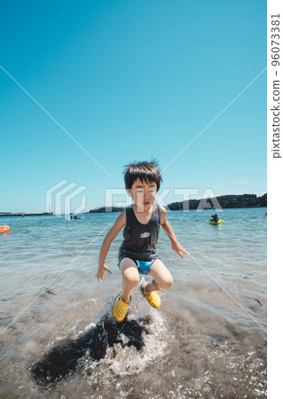 孩子們在藍天下的海中玩耍 孩子們在藍天下的海中玩耍 96073381