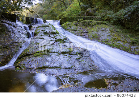 430,000 Waterfalls of Kikuchi Gorge in autumn colors (Kikuchi City, Kumamoto Prefecture) 430,000 Waterfalls of Kikuchi Gorge in autumn colors (Kikuchi City, Kumamoto Prefecture) 96074428
