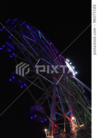 Ferris wheel which was lighted up at night Ferris wheel which was lighted up at night 96075589