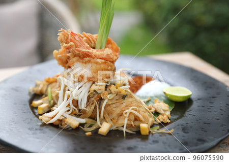 Thai food pad thai fried noodle with shrimp Thai food pad thai fried noodle with shrimp 96075590