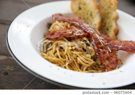 Spaghetti carbonara Spaghetti white sauce with cheese bacon in outdoor restaurant italian food Spaghetti carbonara Spaghetti white sauce with cheese bacon in outdoor restaurant italian food 96075604
