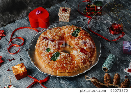 roscon de reyes, spanish king cake 96075870