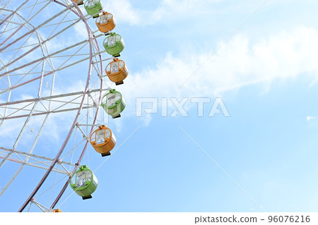 摩天輪的景色和清澈的藍天 96076216