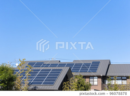 [環境形象] 安裝了太陽能電池板的房屋屋頂和湛藍的天空。 96078878