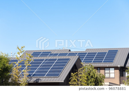[環境形象] 安裝了太陽能電池板的房屋屋頂和湛藍的天空。 96078881