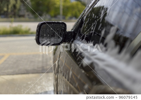 Washing mirrors in a car with active foam. Car wash. 96079145
