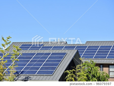 [環境形象] 安裝了太陽能電池板的房屋屋頂和湛藍的天空。 96079397