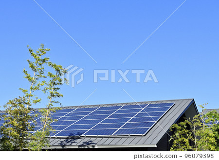 [環境形象] 安裝了太陽能電池板的房屋屋頂和湛藍的天空。 96079398