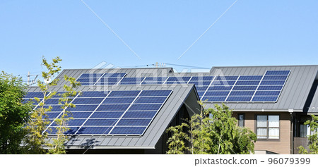 [環境形象] 安裝了太陽能電池板的房屋屋頂和湛藍的天空。 96079399
