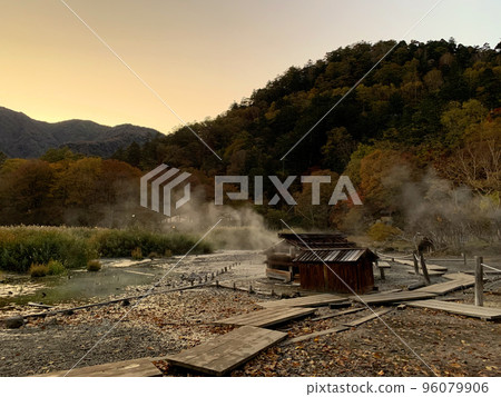 Source of Okunikko Yumoto Onsen with autumn leaves (evening view) 96079906