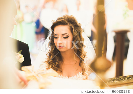 Wedding couple bide and groom get married in a church 96080128