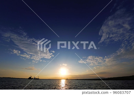 A refreshing evening view of a harbor with various clouds・Autumn・Super wide angle・Sky mainly・221022pm A refreshing evening view of a harbor with various clouds・Autumn・Super wide angle・Sky mainly・221022pm 96083707