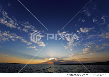 各種雲彩和光線的清新海港夜景・秋天・超廣角・天空為主・221022pm 各種雲彩和光線的清新海港夜景・秋天・超廣角・天空為主・221022pm 96083753
