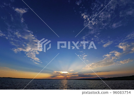各種雲彩和光線的清新海港夜景・秋天・超廣角・天空為主・221022pm 各種雲彩和光線的清新海港夜景・秋天・超廣角・天空為主・221022pm 96083754