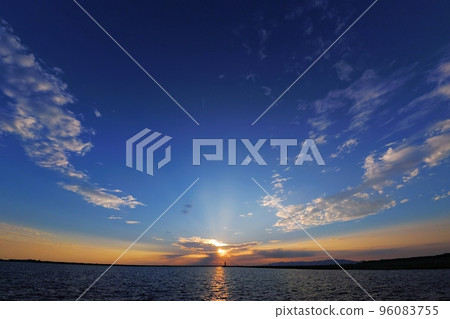各種雲彩和光線的清新海港夜景・秋天・超廣角・天空為主・221022pm 各種雲彩和光線的清新海港夜景・秋天・超廣角・天空為主・221022pm 96083755
