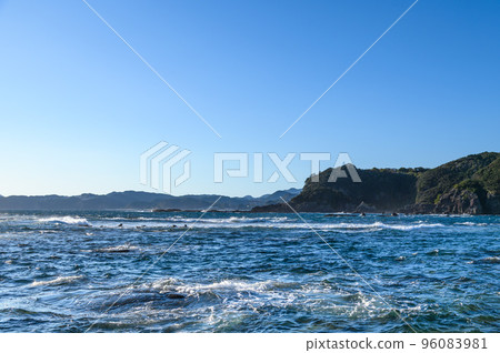 從靜岡縣伊豆半島惠比壽島看到的大海和藍天 96083981