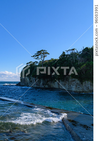 Sea and blue sky seen from Ebisu Island, Izu Peninsula, Shizuoka Prefecture 96083991