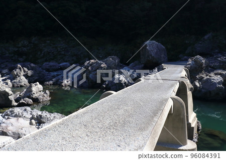 Kuki subsidence bridge, mountain village life path (Niyodogawa-cho, Kochi Prefecture) 96084391