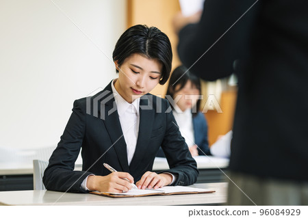 Female new employee undergoing training 96084929