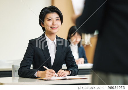 正在接受培訓的女性新員工 96084953