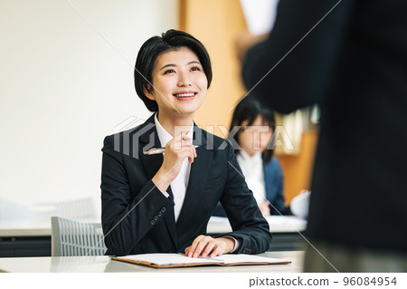 Female new employee undergoing training 96084954