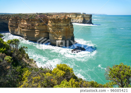從大洋路看到的壯觀的懸崖和大海 從大洋路看到的壯觀的懸崖和大海 96085421