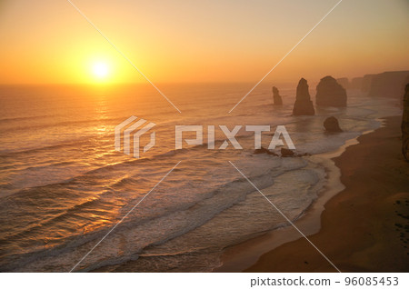 The greatest attraction on the Great Ocean Road, the fantastic evening view of the Twelve Apostles 96085453