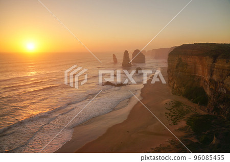 The greatest attraction on the Great Ocean Road, the fantastic evening view of the Twelve Apostles 96085455