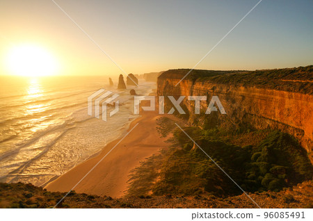 The greatest attraction on the Great Ocean Road, the fantastic evening view of the Twelve Apostles The greatest attraction on the Great Ocean Road, the fantastic evening view of the Twelve Apostles 96085491