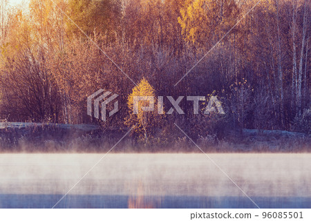 Fog above the lake at autumn morning. 96085501