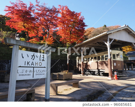 從 1908 年到 1956 年在伊香保線上運行的秋季伊香保溫泉 Chinchin 火車和車站名稱標誌 從 1908 年到 1956 年在伊香保線上運行的秋季伊香保溫泉 Chinchin 火車和車站名稱標誌 96085681
