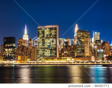 紐約東河和曼哈頓摩天大樓夜景 96085771