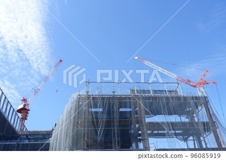 在一個大建造場所和清楚的藍天的塔式起重機 96085919
