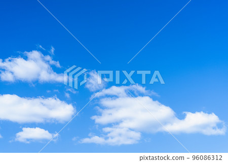 Blue sky / white clouds 96086312