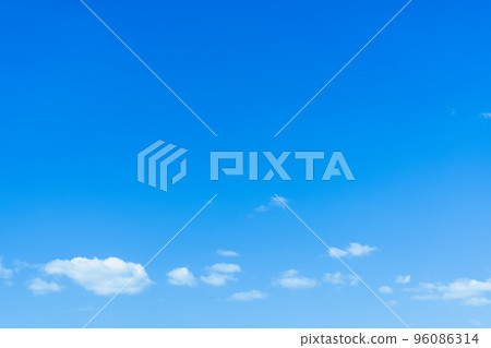 Blue sky / white clouds Blue sky / white clouds 96086314
