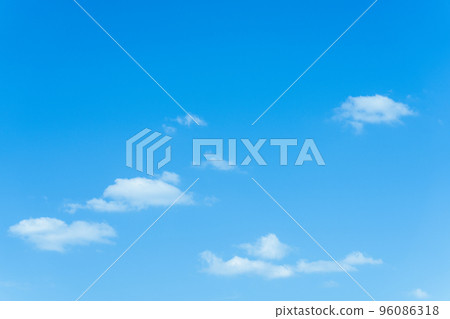 Blue sky / white clouds 96086318