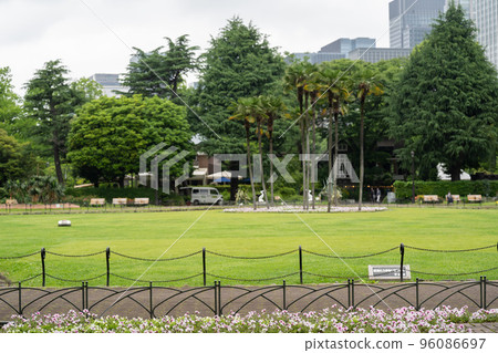 Skyscrapers seen from Hibiya Park 96086697