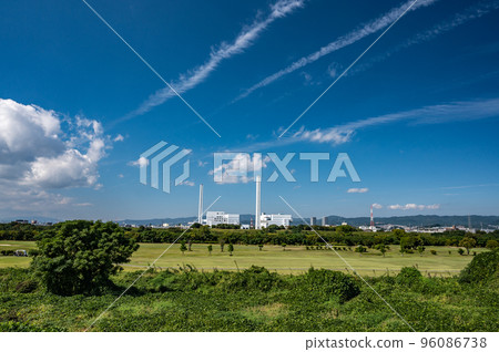 對岸的淀川河床高爾夫球場和高槻市能源中心 對岸的淀川河床高爾夫球場和高槻市能源中心 96086738