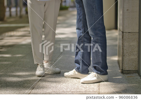 Feet of a young couple 96086836