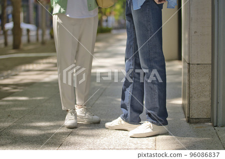 Feet of a young couple 96086837