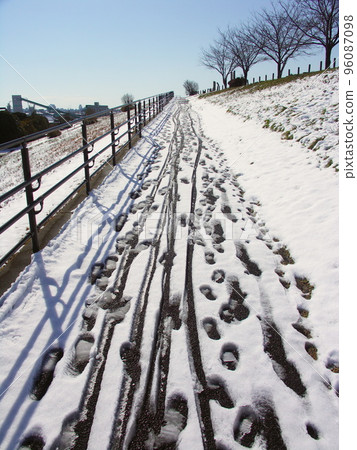 冬末河岸殘雪的斜坡風景 冬末河岸殘雪的斜坡風景 96087098