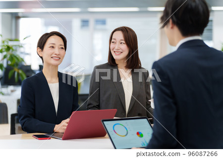 在站立式辦公桌上的業務小組會議 96087266