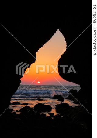 洞穴的日落（大分縣豐後高田市） 96089451