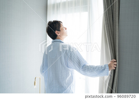 一個40多歲的男人在臥室裡 96089720