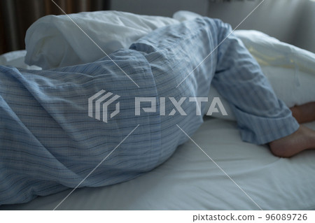 一個40多歲的男人在臥室裡 96089726