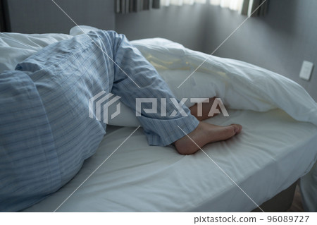 一個40多歲的男人在臥室裡 96089727